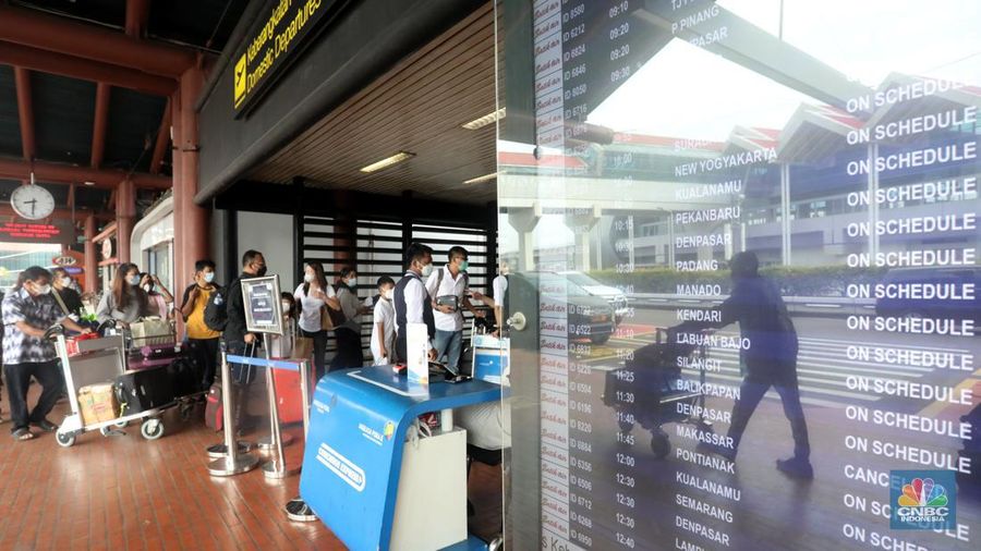 Ratusan penumpang mengantre di counter Check-in Keberangkatan Domestik Terminal 2, Bandara Soekarno-Hatta, Tangerang, Jumat (24/12/2021). (CNBC Indonesia/Andrean Kristianto)
