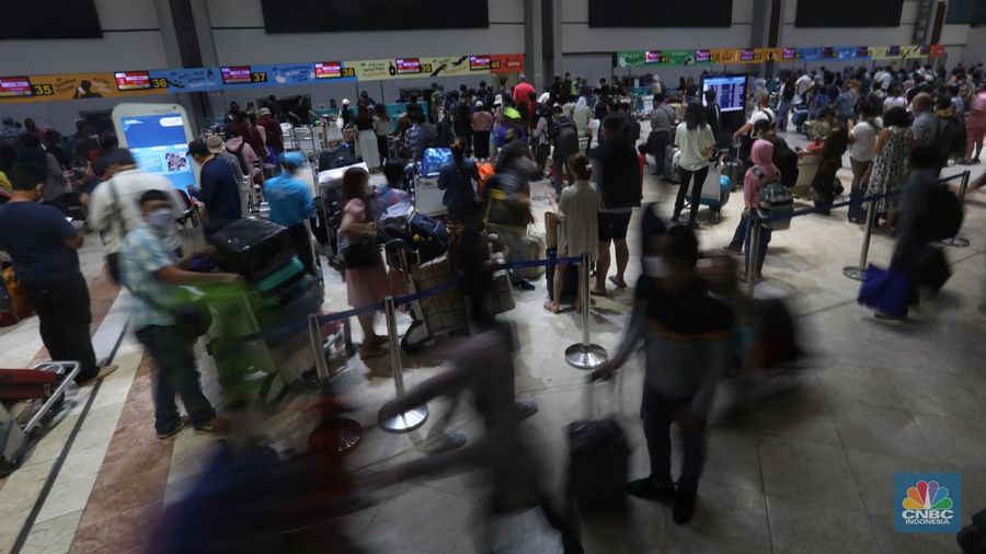Ratusan penumpang mengantre di counter Check-in Keberangkatan Domestik Terminal 2, Bandara Soekarno-Hatta, Tangerang, Jumat (24/12/2021). (CNBC Indonesia/Andrean Kristianto)