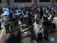 Ramai Orang Tinggalkan Jakarta, Bandara Soetta Membeludak!
