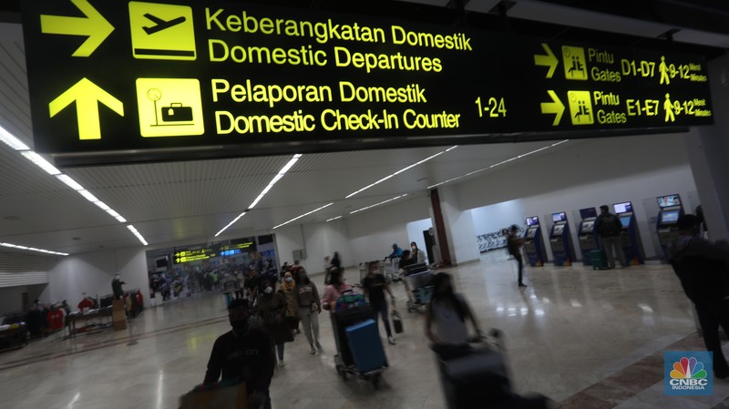 Ratusan penumpang mengantre di counter Check-in Keberangkatan Domestik Terminal 2, Bandara Soekarno-Hatta, Tangerang, Jumat (24/12/2021). (CNBC Indonesia/Andrean Kristianto) Ratusan penumpang mengantre di counter Check-in Keberangkatan Domestik Terminal 2, Bandara Soekarno-Hatta, Tangerang, Jumat (24/12/2021). (CNBC Indonesia/Andrean Kristianto)