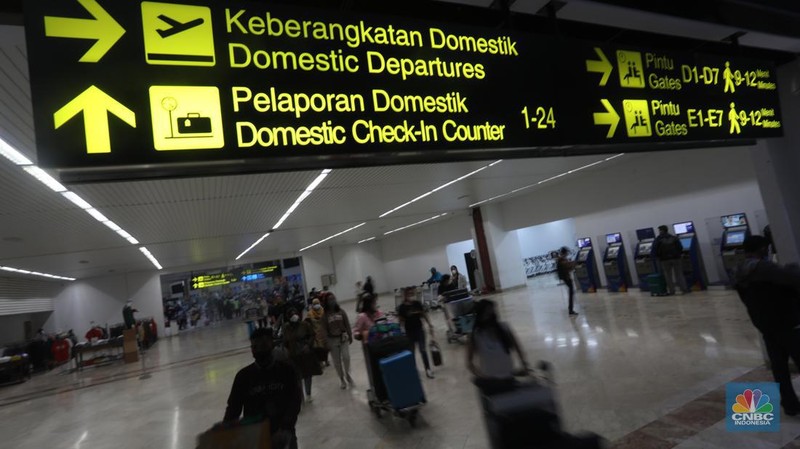 Ratusan penumpang mengantre di counter Check-in Keberangkatan Domestik Terminal 2, Bandara Soekarno-Hatta, Tangerang, Jumat (24/12/2021). (CNBC Indonesia/Andrean Kristianto)