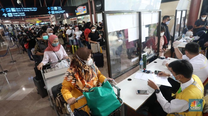 Ratusan penumpang mengantre di counter Check-in Keberangkatan Domestik Terminal 2, Bandara Soekarno-Hatta, Tangerang, Jumat (24/12/2021). (CNBC Indonesia/Andrean Kristianto)