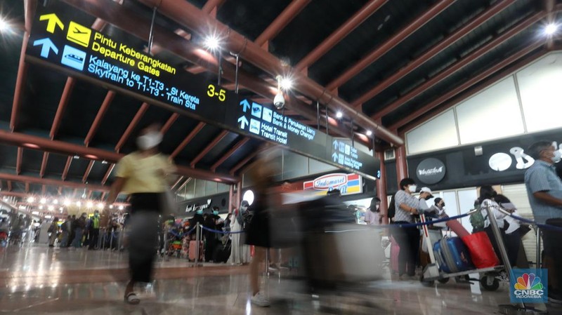 Ratusan penumpang mengantre di counter Check-in Keberangkatan Domestik Terminal 2, Bandara Soekarno-Hatta, Tangerang, Jumat (24/12/2021). (CNBC Indonesia/Andrean Kristianto)