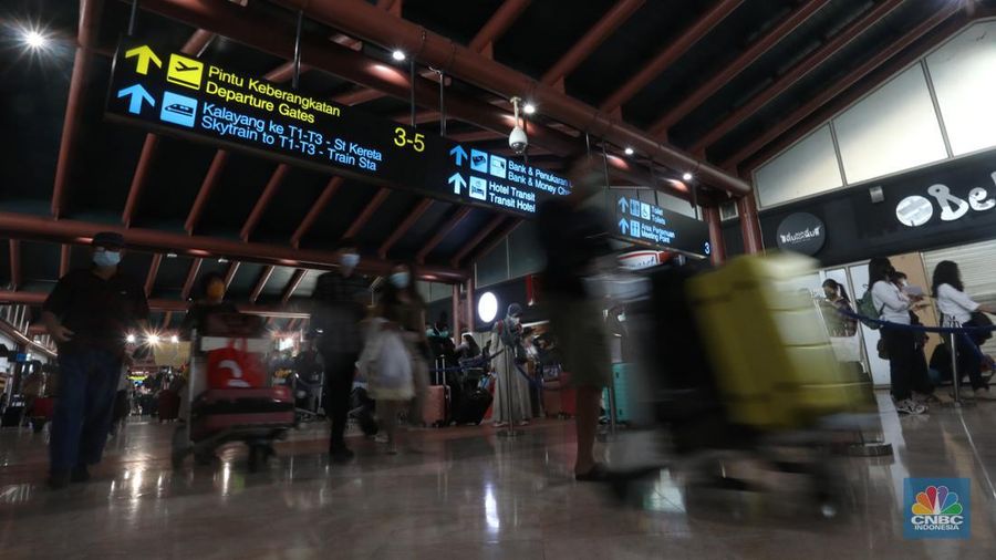Ratusan penumpang mengantre di counter Check-in Keberangkatan Domestik Terminal 2, Bandara Soekarno-Hatta, Tangerang, Jumat (24/12/2021). (CNBC Indonesia/Andrean Kristianto)