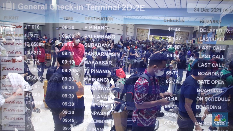 Ratusan penumpang mengantre di counter Check-in Keberangkatan Domestik Terminal 2, Bandara Soekarno-Hatta, Tangerang, Jumat (24/12/2021). (CNBC Indonesia/Andrean Kristianto)