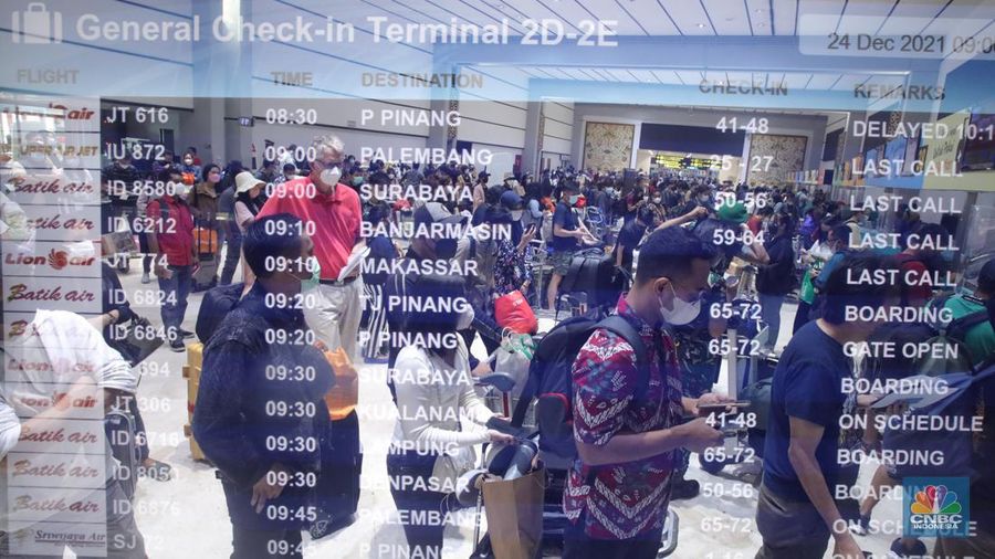 Ratusan penumpang mengantre di counter Check-in Keberangkatan Domestik Terminal 2, Bandara Soekarno-Hatta, Tangerang, Jumat (24/12/2021). (CNBC Indonesia/Andrean Kristianto)