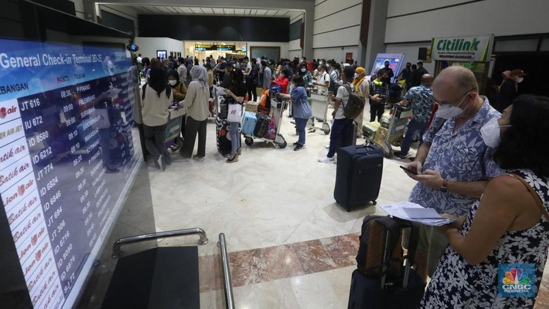 Ratusan penumpang mengantre di counter Check-in Keberangkatan Domestik Terminal 2, Bandara Soekarno-Hatta, Tangerang, Jumat (24/12/2021). (CNBC Indonesia/Andrean Kristianto)