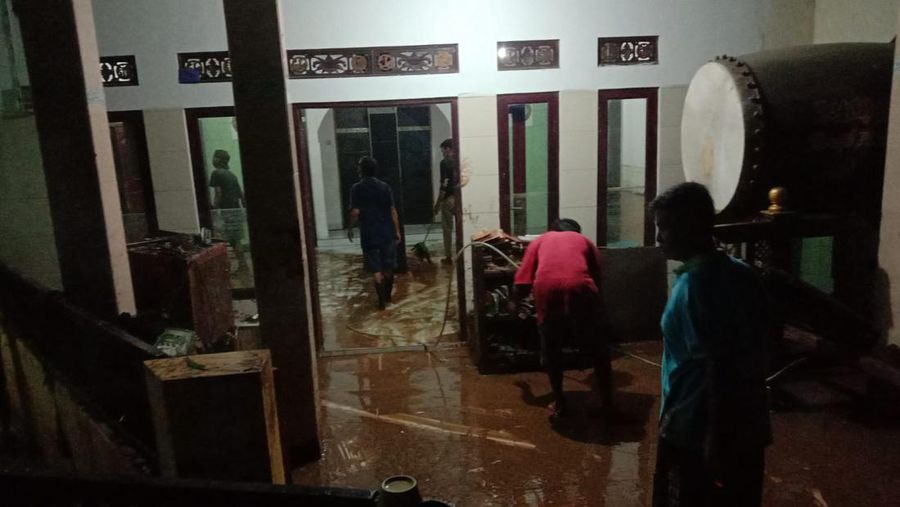Banjir yang melanda warga Kecamatan Jatinangor, Kabupaten Sumedang, Provinsi Jawa Barat, pada Jumat sore (24/12), pukul 17.00 WIB. (BNPB)