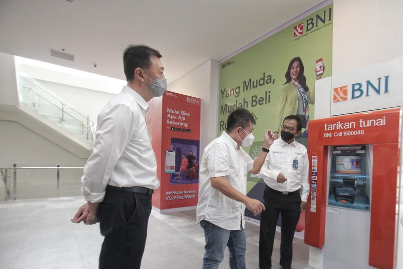 (Ki-ka) Direktur Utama PT Hutama Anugrah Propertindo (HAP) Hakim Halim, dan Direktur Marketing Serpong Garden Marco Iswara mendengarkan penjelasan mengenai keandalan anjungan tunai mandiri BNI dari Pemimpin Wilayah 14 BNI Eko Setyo Nugroho, di Serpong, Tangerang Selatan, Banten, awal minggu ini. Serpong Garden Apartment merupakan apartemen bagi generasi milenial yang dilengkapi berbagai fasilitas digital serta didukung oleh program BNI Griya dengan angsuran suka-suka dan tenor hingga 30 tahun. (Dok. BNI)