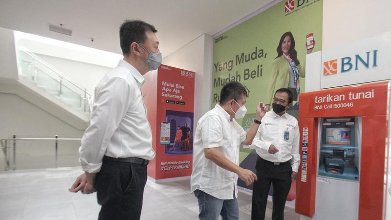 (Ki-ka) Direktur Utama PT Hutama Anugrah Propertindo (HAP) Hakim Halim, dan Direktur Marketing Serpong Garden Marco Iswara mendengarkan penjelasan mengenai keandalan anjungan tunai mandiri BNI dari Pemimpin Wilayah 14 BNI Eko Setyo Nugroho, di Serpong, Tangerang Selatan, Banten, awal minggu ini. Serpong Garden Apartment merupakan apartemen bagi generasi milenial yang dilengkapi berbagai fasilitas digital serta didukung oleh program BNI Griya dengan angsuran suka-suka dan tenor hingga 30 tahun. (Dok. BNI)