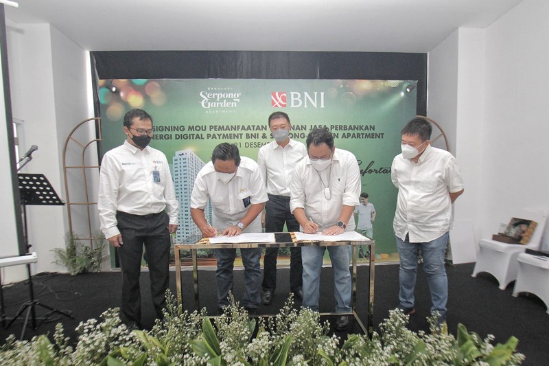 (Ki-ka) Direktur Utama PT Hutama Anugrah Propertindo (HAP) Hakim Halim, dan Direktur Marketing Serpong Garden Marco Iswara mendengarkan penjelasan mengenai keandalan anjungan tunai mandiri BNI dari Pemimpin Wilayah 14 BNI Eko Setyo Nugroho, di Serpong, Tangerang Selatan, Banten, awal minggu ini. Serpong Garden Apartment merupakan apartemen bagi generasi milenial yang dilengkapi berbagai fasilitas digital serta didukung oleh program BNI Griya dengan angsuran suka-suka dan tenor hingga 30 tahun. (Dok. BNI)