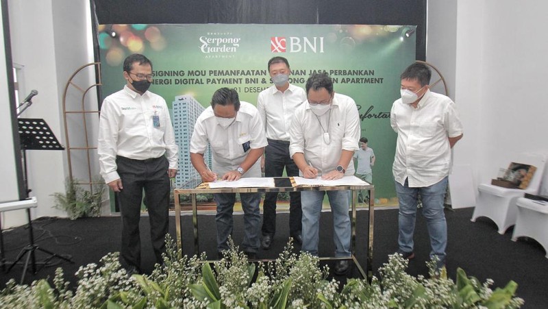 (Ki-ka) Direktur Utama PT Hutama Anugrah Propertindo (HAP) Hakim Halim, dan Direktur Marketing Serpong Garden Marco Iswara mendengarkan penjelasan mengenai keandalan anjungan tunai mandiri BNI dari Pemimpin Wilayah 14 BNI Eko Setyo Nugroho, di Serpong, Tangerang Selatan, Banten, awal minggu ini. Serpong Garden Apartment merupakan apartemen bagi generasi milenial yang dilengkapi berbagai fasilitas digital serta didukung oleh program BNI Griya dengan angsuran suka-suka dan tenor hingga 30 tahun. (Dok. BNI)