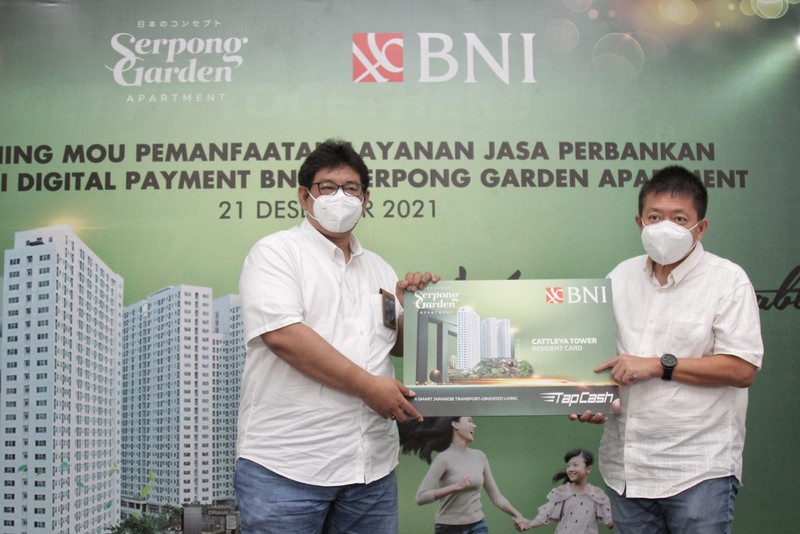 BNI (Ki-ka) Direktur Utama PT Hutama Anugrah Propertindo (HAP) Hakim Halim, dan Direktur Marketing Serpong Garden Marco Iswara mendengarkan penjelasan mengenai keandalan anjungan tunai mandiri BNI dari Pemimpin Wilayah 14 BNI Eko Setyo Nugroho, di Serpong, Tangerang Selatan, Banten, awal minggu ini. Serpong Garden Apartment merupakan apartemen bagi generasi milenial yang dilengkapi berbagai fasilitas digital serta didukung oleh program BNI Griya dengan angsuran suka-suka dan tenor hingga 30 tahun. (Dok. BNI)