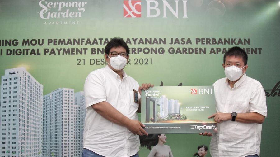 (Ki-ka) Direktur Utama PT Hutama Anugrah Propertindo (HAP) Hakim Halim, dan Direktur Marketing Serpong Garden Marco Iswara mendengarkan penjelasan mengenai keandalan anjungan tunai mandiri BNI dari Pemimpin Wilayah 14 BNI Eko Setyo Nugroho, di Serpong, Tangerang Selatan, Banten, awal minggu ini. Serpong Garden Apartment merupakan apartemen bagi generasi milenial yang dilengkapi berbagai fasilitas digital serta didukung oleh program BNI Griya dengan angsuran suka-suka dan tenor hingga 30 tahun. (Dok. BNI)