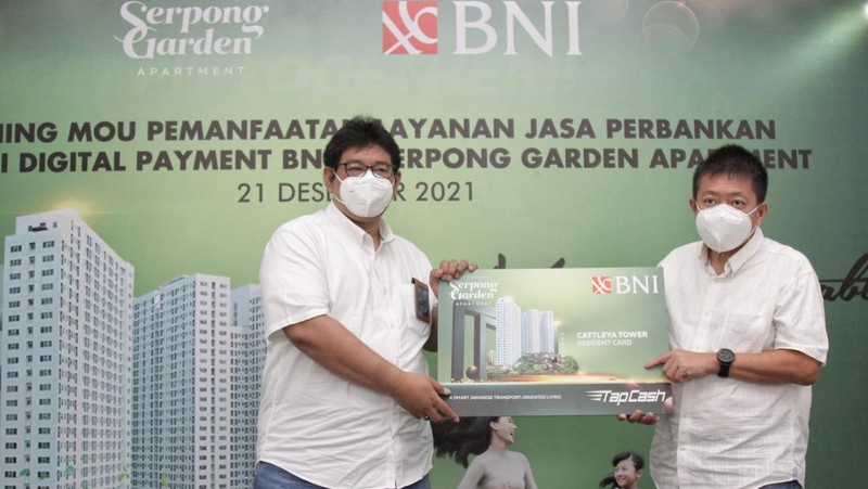 (Ki-ka) Direktur Utama PT Hutama Anugrah Propertindo (HAP) Hakim Halim, dan Direktur Marketing Serpong Garden Marco Iswara mendengarkan penjelasan mengenai keandalan anjungan tunai mandiri BNI dari Pemimpin Wilayah 14 BNI Eko Setyo Nugroho, di Serpong, Tangerang Selatan, Banten, awal minggu ini. Serpong Garden Apartment merupakan apartemen bagi generasi milenial yang dilengkapi berbagai fasilitas digital serta didukung oleh program BNI Griya dengan angsuran suka-suka dan tenor hingga 30 tahun. (Dok. BNI)