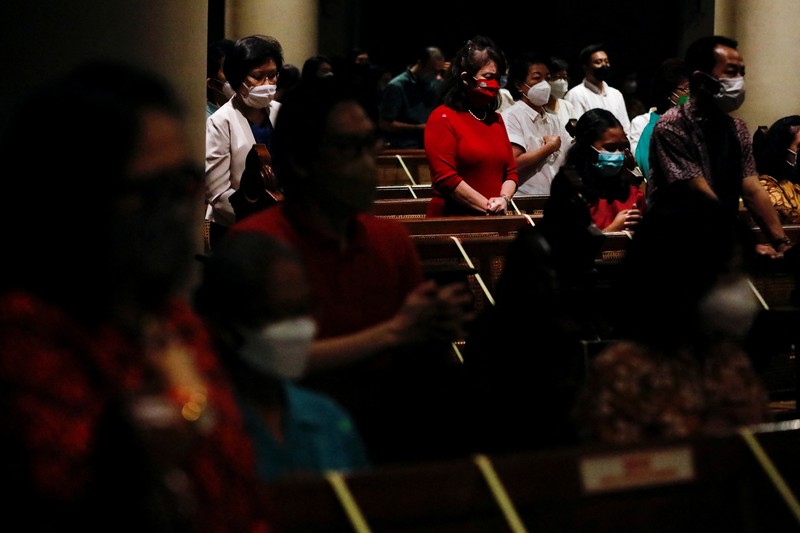 CHRISTMAS-SEASON/INDONESIA An Indonesian catholic priest leads the Christmas mass at Jakarta Cathedral in Indonesia, December 24, 2021. REUTERS/Ajeng Dinar Ulfiana