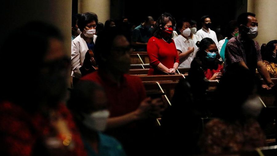 An Indonesian catholic priest leads the Christmas mass at Jakarta Cathedral in Indonesia, December 24, 2021. REUTERS/Ajeng Dinar Ulfiana