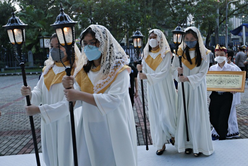 CHRISTMAS-SEASON/INDONESIA An Indonesian catholic priest leads the Christmas mass at Jakarta Cathedral in Indonesia, December 24, 2021. REUTERS/Ajeng Dinar Ulfiana