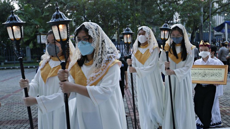 An Indonesian catholic priest leads the Christmas mass at Jakarta Cathedral in Indonesia, December 24, 2021. REUTERS/Ajeng Dinar Ulfiana