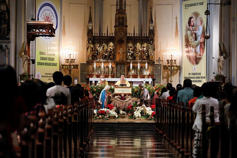 An Indonesian catholic priest leads the Christmas mass at Jakarta Cathedral in Indonesia, December 24, 2021. REUTERS/Ajeng Dinar Ulfiana