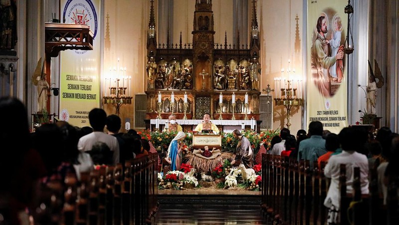 An Indonesian catholic priest leads the Christmas mass at Jakarta Cathedral in Indonesia, December 24, 2021. REUTERS/Ajeng Dinar Ulfiana
