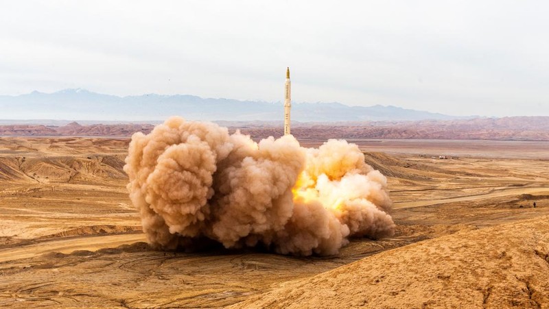 A missile is launched during a joint exercise called the 'Great Prophet 17', in the southwest of Iran, December 24, 2021. Picture taken December 24, 2021. Saeed Sajjadi/Fars News/WANA (West Asia News Agency) via REUTERS. ATTENTION EDITORS - THIS IMAGE HAS BEEN SUPPLIED BY A THIRD PARTY.