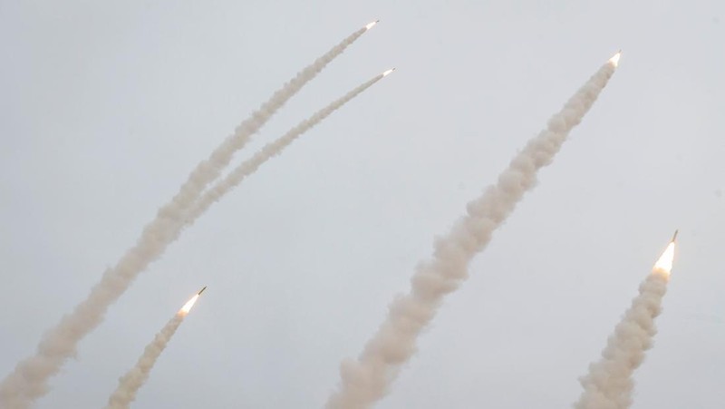 A missile is launched during a joint exercise called the 'Great Prophet 17', in the southwest of Iran, December 24, 2021. Picture taken December 24, 2021. Saeed Sajjadi/Fars News/WANA (West Asia News Agency) via REUTERS. ATTENTION EDITORS - THIS IMAGE HAS BEEN SUPPLIED BY A THIRD PARTY.