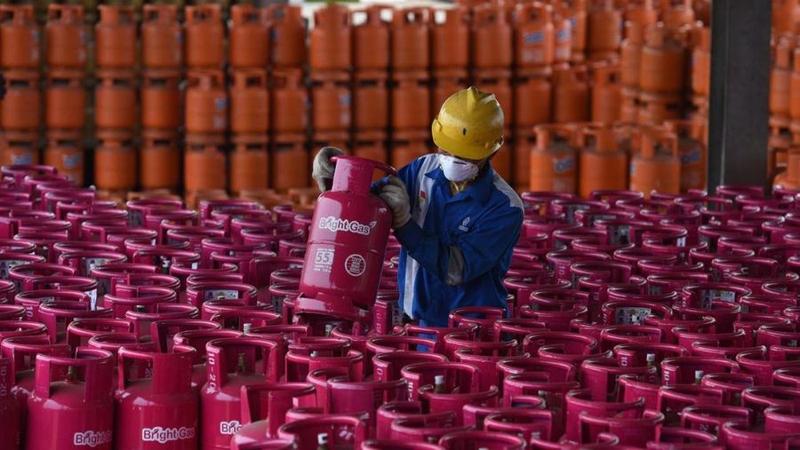 Yanto penjual gas eceran menyiapkan gas di rukonya di kawasan, Ciputat, Tangerang Selatan, Senin 3/1. Harga Gas LPG sejumlah ukuran naik. Sebelumnya Pertamina resmi menaikan gas elpiji sejak 25 Desember lalu. Pantauan վ dilapangan, Bright gas 5 kg : Rp90 ribu dari Rp80 ribu.
Bright gas 12 kg: Rp175 Ribu dari Rp155 ribu. Gas tabung Biru 12kg : Rp175 ribu dari Rp155 ribu.
Gas 3 kg: Rp21 ribu blm naik.
Dilokasi yang berbeda Rosid selaku penjual gas juga mengatakan ada kenaikan. Gas tabung biru 12kg : dari Rp155 ribu naik Rp165 ribu
Gas tabung Pink 12kg : dari Rp160 naik menjadi Rp170 ribu. 
Gas tabunh Pink 5kg : dari Rp75 ribu naik menjadi Rp80 ribu.
Gas 3kg : tidak naik tetap dengan hari Rp20 ribu.  (վ/ Muhammad Sabki)