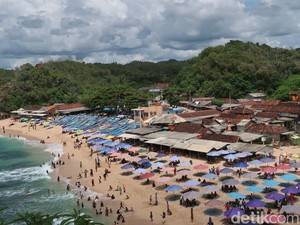 Wisatawan Sambat Kena Getok Harga Sewa Tikar Rp 50 Ribu di Pantai Drini