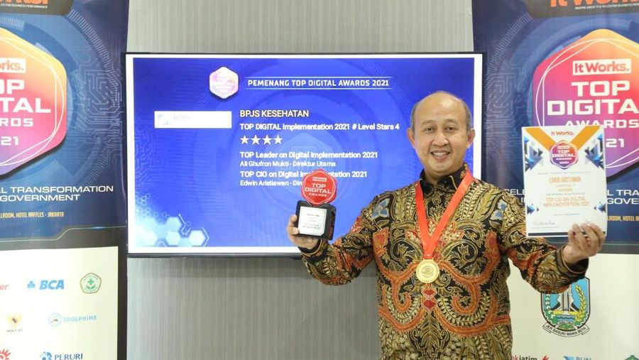 Direktur Teknologi dan Investasi BPJS Kesehatan, Edwin Aristiawan menerima penghargaan Top CIO.