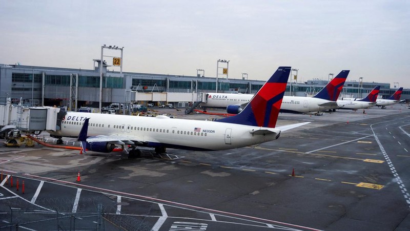 Passengers line up at John F. Kennedy International Airport after airlines announced numerous flights were canceled during the spread of the Omicron coronavirus variant on Christmas Eve in Queens, New York City, U.S., December 24, 2021. REUTERS/Dieu-Nalio Chery REFILE - QUALITY REPEAT