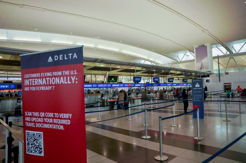 Passengers line up at John F. Kennedy International Airport after airlines announced numerous flights were canceled during the spread of the Omicron coronavirus variant on Christmas Eve in Queens, New York City, U.S., December 24, 2021. REUTERS/Dieu-Nalio Chery REFILE - QUALITY REPEAT