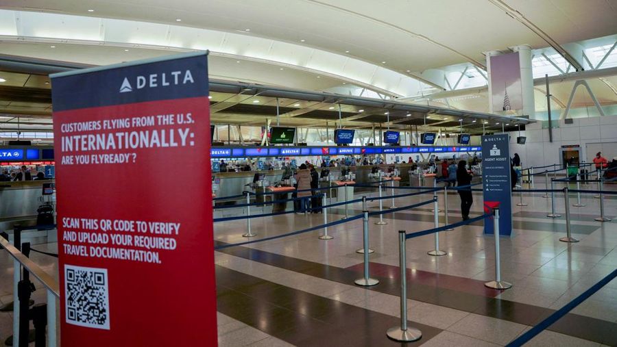 Passengers line up at John F. Kennedy International Airport after airlines announced numerous flights were canceled during the spread of the Omicron coronavirus variant on Christmas Eve in Queens, New York City, U.S., December 24, 2021. REUTERS/Dieu-Nalio Chery REFILE - QUALITY REPEAT