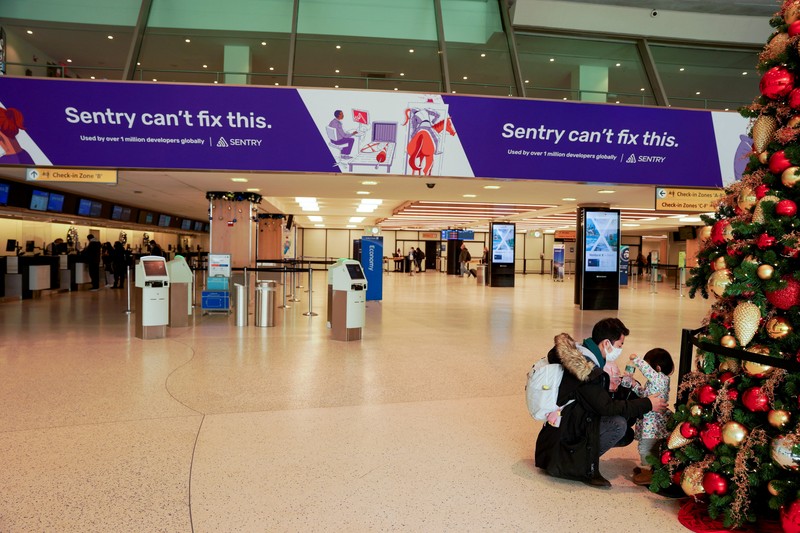Passengers line up at John F. Kennedy International Airport after airlines announced numerous flights were canceled during the spread of the Omicron coronavirus variant on Christmas Eve in Queens, New York City, U.S., December 24, 2021. REUTERS/Dieu-Nalio Chery REFILE - QUALITY REPEAT