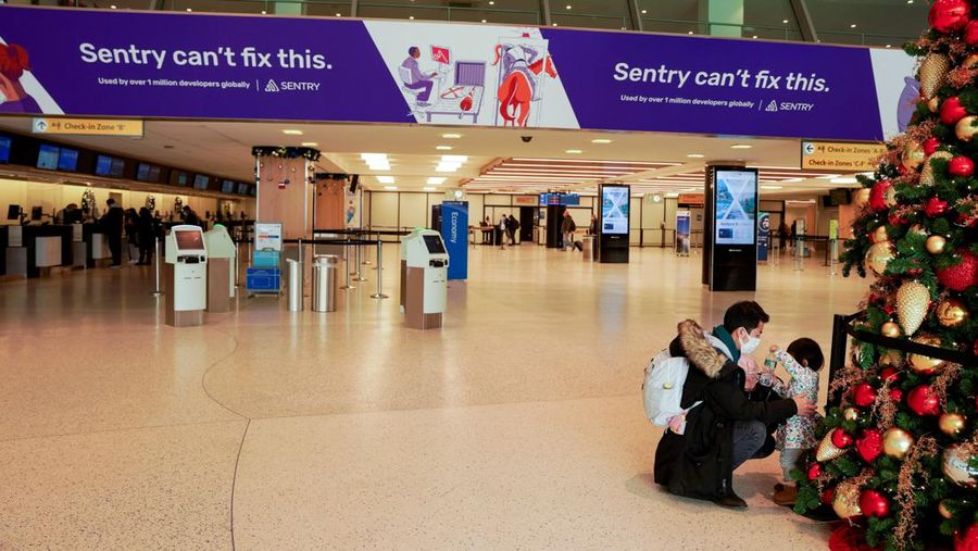 Passengers line up at John F. Kennedy International Airport after airlines announced numerous flights were canceled during the spread of the Omicron coronavirus variant on Christmas Eve in Queens, New York City, U.S., December 24, 2021. REUTERS/Dieu-Nalio Chery REFILE - QUALITY REPEAT