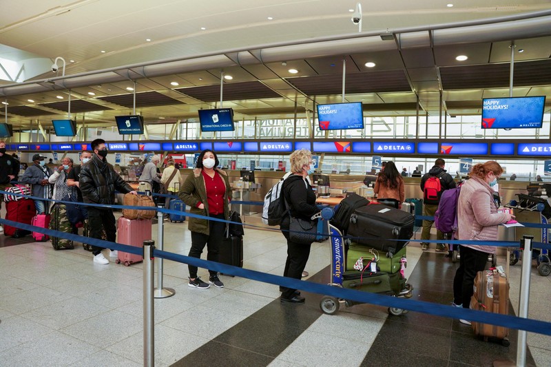 USA-HOLIDAY/TRAVEL Passengers line up at John F. Kennedy International Airport after airlines announced numerous flights were canceled during the spread of the Omicron coronavirus variant on Christmas Eve in Queens, New York City, U.S., December 24, 2021. REUTERS/Dieu-Nalio Chery REFILE - QUALITY REPEAT