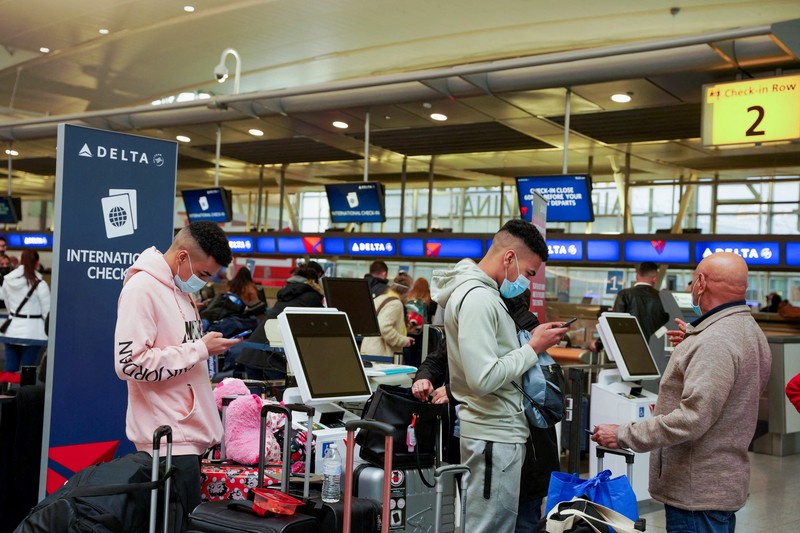 USA-HOLIDAY/TRAVEL Passengers line up at John F. Kennedy International Airport after airlines announced numerous flights were canceled during the spread of the Omicron coronavirus variant on Christmas Eve in Queens, New York City, U.S., December 24, 2021. REUTERS/Dieu-Nalio Chery REFILE - QUALITY REPEAT