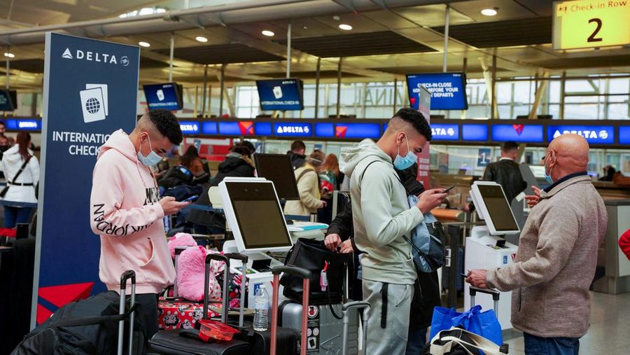 Passengers line up at John F. Kennedy International Airport after airlines announced numerous flights were canceled during the spread of the Omicron coronavirus variant on Christmas Eve in Queens, New York City, U.S., December 24, 2021. REUTERS/Dieu-Nalio Chery REFILE - QUALITY REPEAT