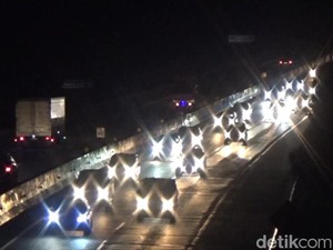 Video: Kepadatan Arus Balik Libur Panjang di Tol Cipularang Malam Ini
