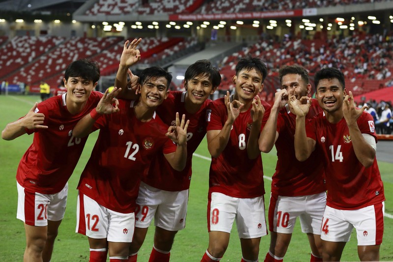 Singapore Soccer Suzuki Cup Hassan Sunny of Singapore, foreground, attempts a block on Witan Sulaeman of Indonesia cross during the AFF Suzuki Cup 2020 semi-final second leg match between Indonesia and Singapore in Singapore, Sunday, Dec. 26, 2021. (AP Photo/Suhaimi Abdullah)