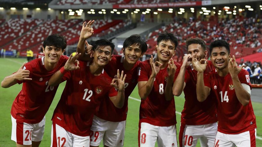 Hassan Sunny of Singapore, foreground, attempts a block on Witan Sulaeman of Indonesia cross during the AFF Suzuki Cup 2020 semi-final second leg match between Indonesia and Singapore in Singapore, Sunday, Dec. 26, 2021. (AP Photo/Suhaimi Abdullah)