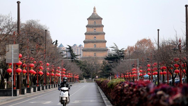 A rider travels on an empty road following lockdown measures to curb the spread of the coronavirus disease (COVID-19) in Xian, Shaanxi province, China December 26, 2021. Picture taken December 26, 2021. cnsphoto via REUTERS   ATTENTION EDITORS - THIS IMAGE WAS PROVIDED BY A THIRD PARTY. CHINA OUT.