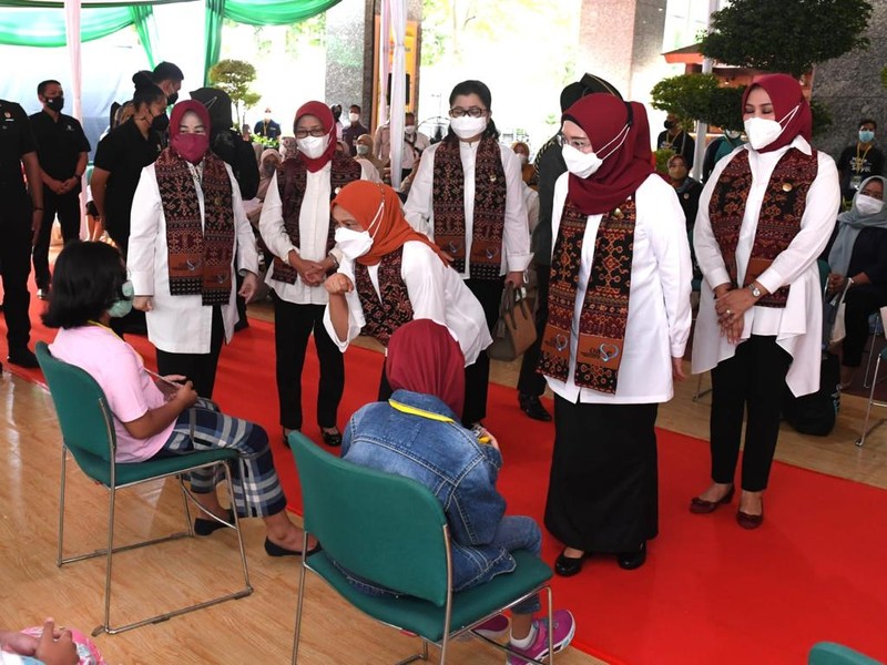 Iriana Tinjau Vaksinasi Covid-19 untuk Anak di Jakarta (Kris - Biro Pers Sekretariat Presiden) Iriana Tinjau Vaksinasi Covid-19 untuk Anak di Jakarta (Kris - Biro Pers Sekretariat Presiden)