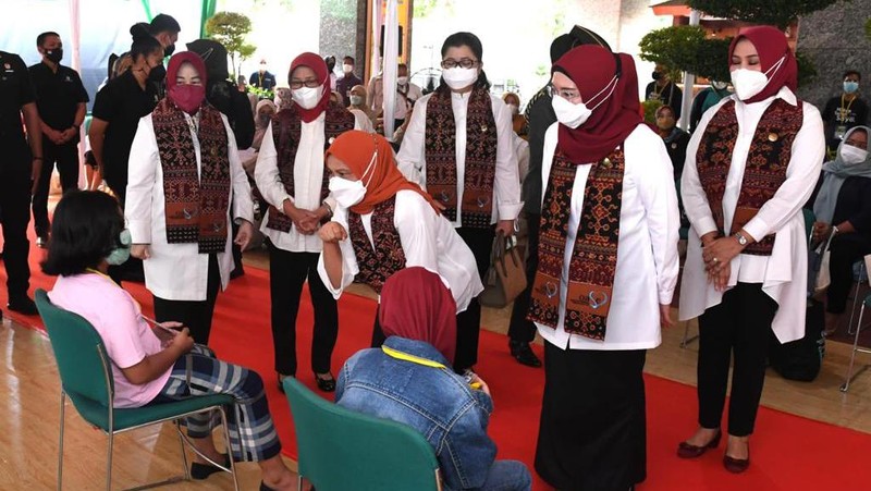 Iriana Tinjau Vaksinasi Covid-19 untuk Anak di Jakarta (Kris - Biro Pers Sekretariat Presiden)