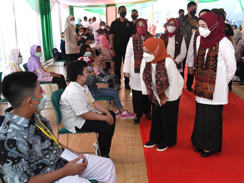 Iriana Tinjau Vaksinasi Covid-19 untuk Anak di Jakarta (Kris - Biro Pers Sekretariat Presiden)