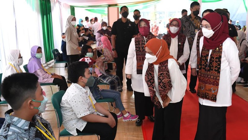 Iriana Tinjau Vaksinasi Covid-19 untuk Anak di Jakarta (Kris - Biro Pers Sekretariat Presiden)