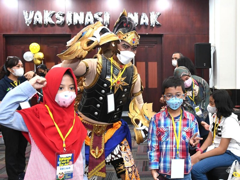 Iriana Tinjau Vaksinasi Covid-19 untuk Anak di Jakarta (Kris - Biro Pers Sekretariat Presiden) Iriana Tinjau Vaksinasi Covid-19 untuk Anak di Jakarta (Kris - Biro Pers Sekretariat Presiden)