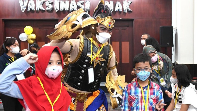 Iriana Tinjau Vaksinasi Covid-19 untuk Anak di Jakarta (Kris - Biro Pers Sekretariat Presiden)