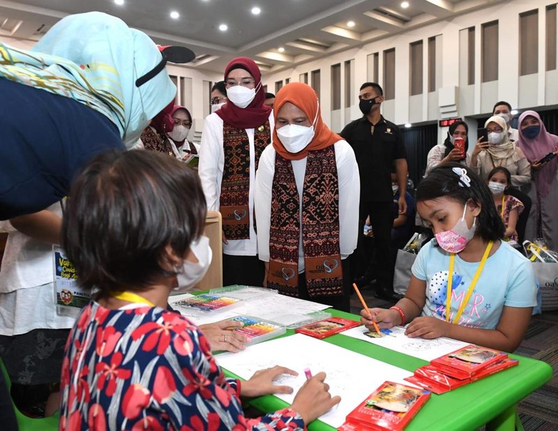 Iriana Tinjau Vaksinasi Covid-19 untuk Anak di Jakarta (Kris - Biro Pers Sekretariat Presiden)
