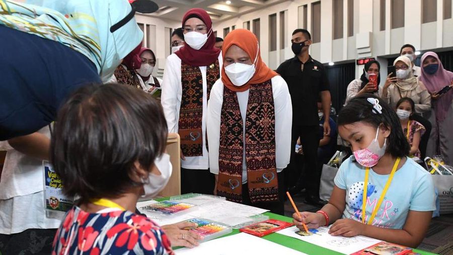 Iriana Tinjau Vaksinasi Covid-19 untuk Anak di Jakarta (Kris - Biro Pers Sekretariat Presiden)